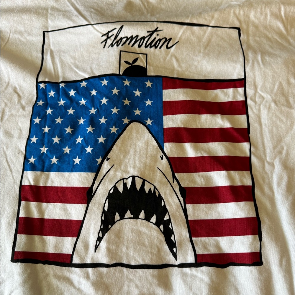 👉🏼NWOT👈🏼 Men’s Flomotion Shark American Flag Patriot Tee Size: XXL